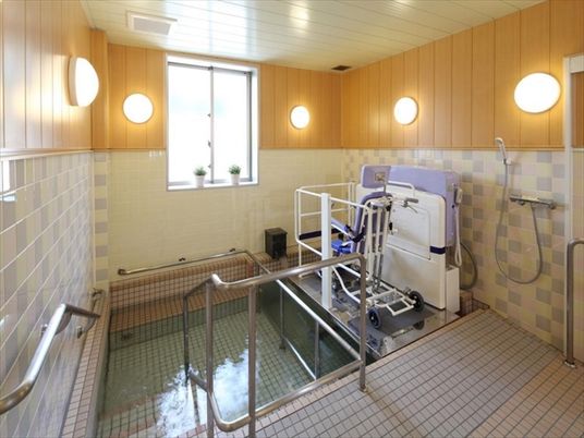 清潔感のある明るい浴室