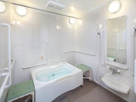 手すり付き清潔な浴室