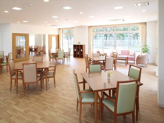 清潔感ある広々とした食堂