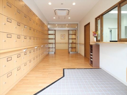 明るい廊下の風景