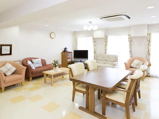 共有ラウンジの明るい空間