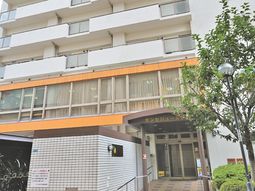 都市型施設のエントランス