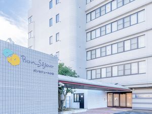 白い外壁の多階層建物