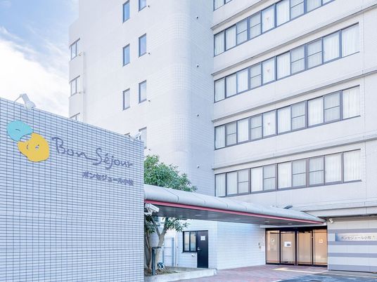 白い外壁の多階層建物