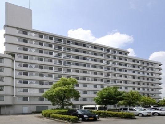 白い大きな建物の外観