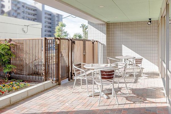 明るい屋外休憩スペース