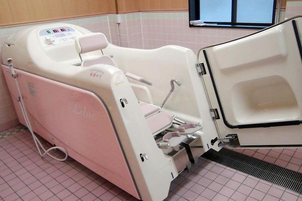 バリアフリーのきれいな浴室