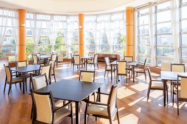 円形の窓で明るい食堂