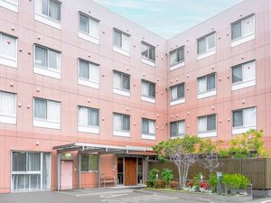 多くの窓がある明るい建物外観