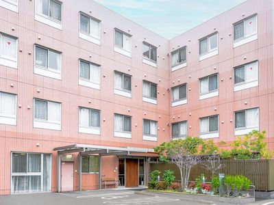 多くの窓がある明るい建物外観