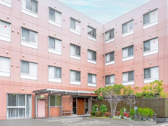 多くの窓がある明るい建物外観