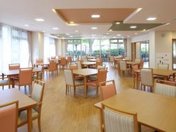 明るい食堂の様子