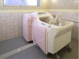 ピンクの介助浴槽