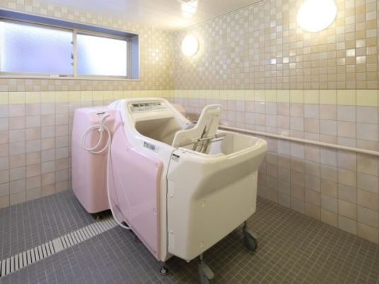 特殊浴槽のある清潔な浴室