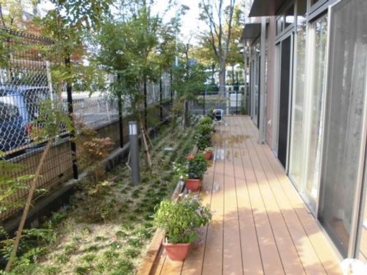 庭付き施設のテラス