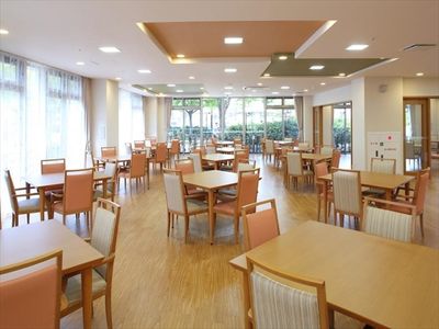 広々とした明るい食堂