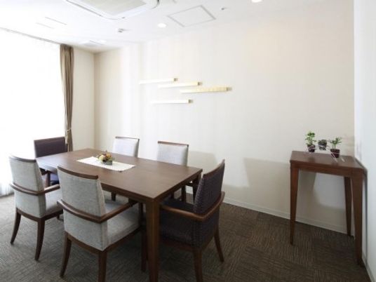 シンプルな居室の様子