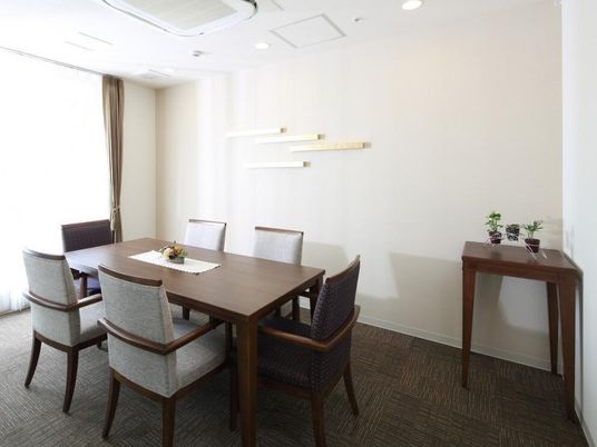 明るい食卓と植物