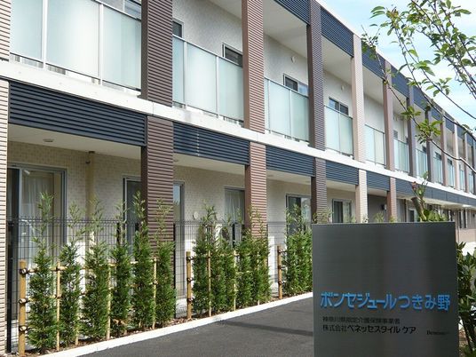 モダンな建物の外観