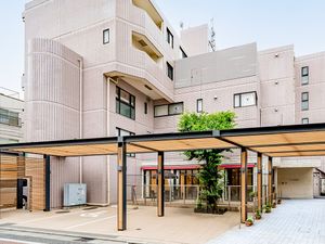 明るい屋根付き中庭
