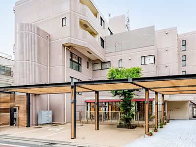 明るい屋根付き中庭