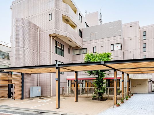 明るい屋根付き中庭