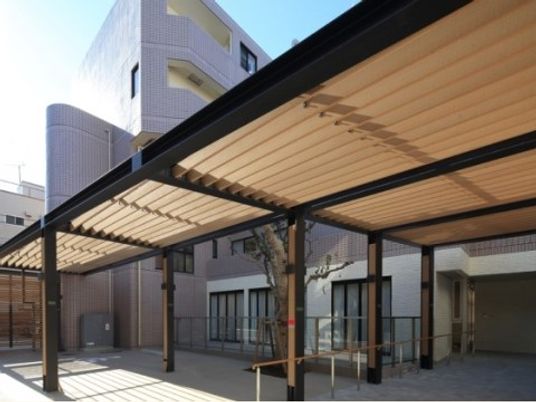 日差し遮る快適な中庭