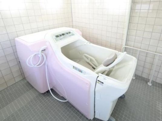 ピンクの機能性浴槽