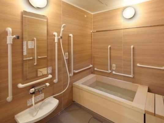 手すり付きの清潔な浴室