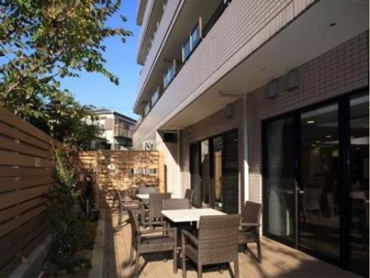 明るいテラスと椅子