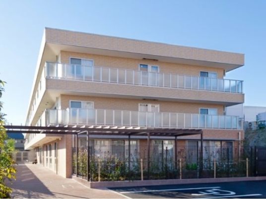 明るく清潔な施設外観