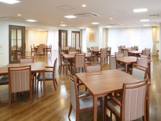 広々とした明るい食堂