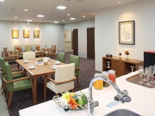 暖かみのある共有ダイニング