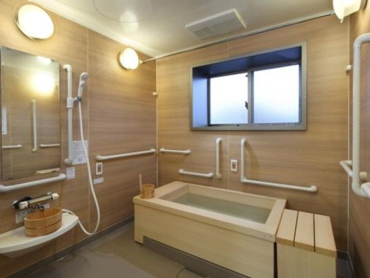 モダンな設計の浴室