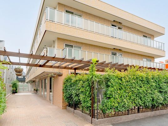 明るい外観の建物エントランス