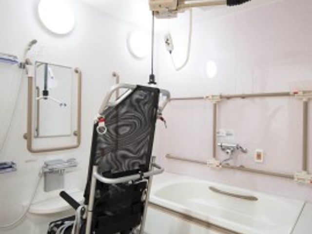 バリアフリーの浴室設備 特浴室 安全なサポート体制が整った快適な浴室です。利用者のニーズに配慮した設計により、快適にお使いいただけます。