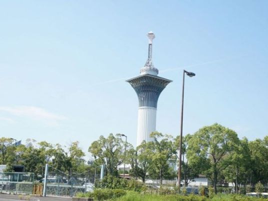 高層タワーが聳える景色