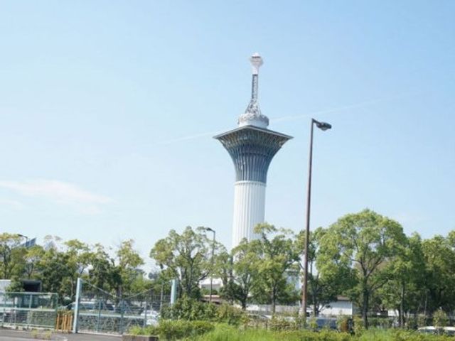 高層タワーが聳える景色 周辺１ 緑豊かな環境の中に位置する高層タワーが目印の施設で、清々しい気分でお仕事ができます。