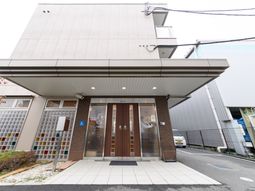 清潔なエントランス外観