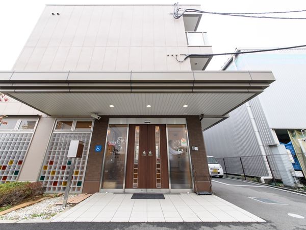 清潔なエントランス外観