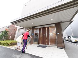 エントランスと歩く人々