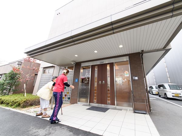 エントランスと歩く人々