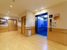 木目調の落ち着いた廊下