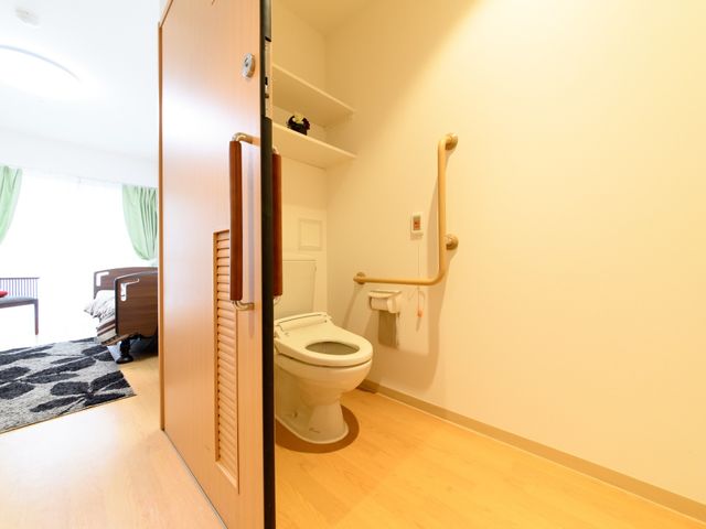 バリアフリー対応のトイレ トイレ 手すり付きで安全性を高めた清潔感のあるトイレスペースです。快適にお過ごしいただける環境が整っています。