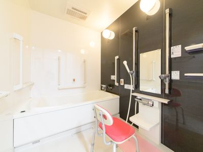 バリアフリー設計の浴室