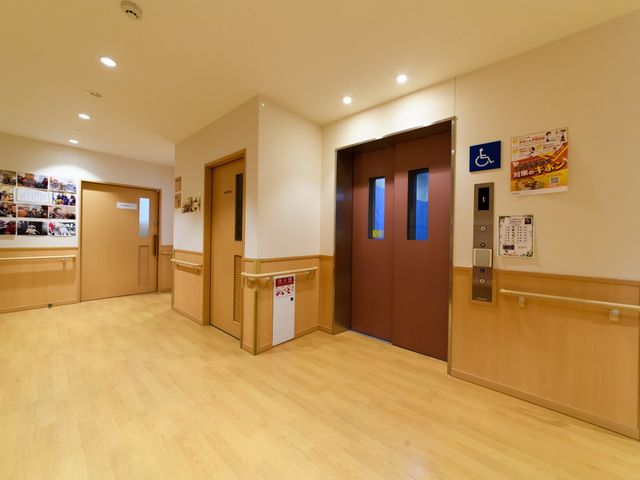 廊下とエレベーターの画 廊下 明るく清潔感のある廊下は、安全に気を遣った設計になっており、手すりも完備しています。ゆったりした空間で、働きやすい環境が整っています。