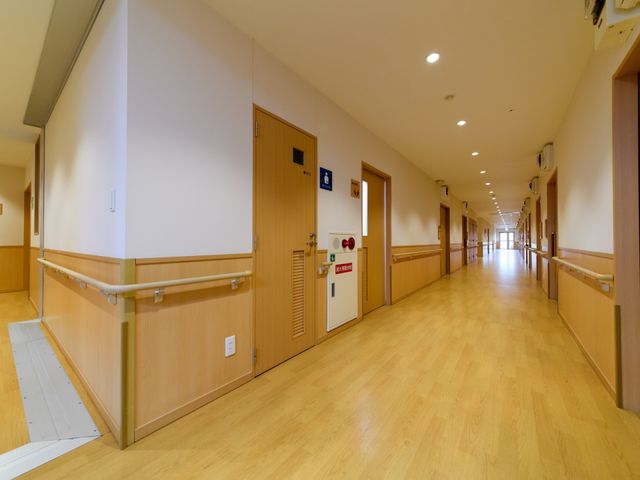明るい廊下の風景 廊下 手すりが整った広々とした廊下です。清潔感があり、ゆったりと過ごせる環境が整っています。