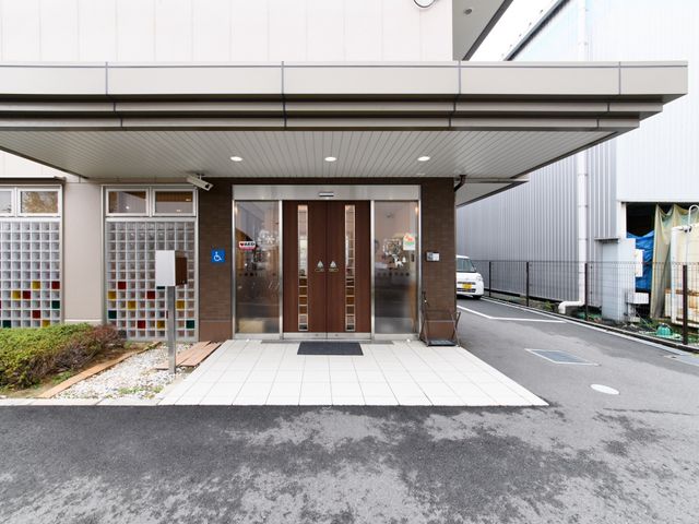 スタッフ用エントランス エントランス 清潔感溢れるエントランスがお出迎え。安心して勤務できる環境が整っています。