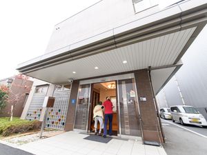 入り口が明るい建物