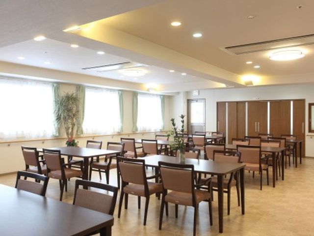 快適な食堂空間 ダイニング ゆったりとした食堂では、同僚や利用者様との交流を深めながら、心地よい食事の時間をサポートできます。